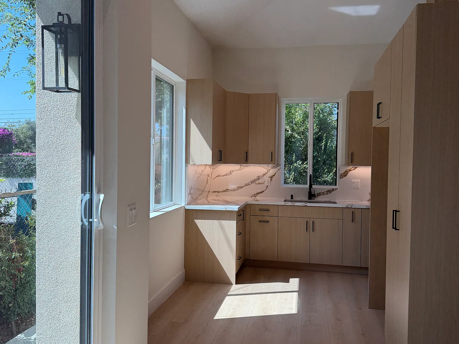 2 bed, 900 sqft, $3,750 — Photo 3