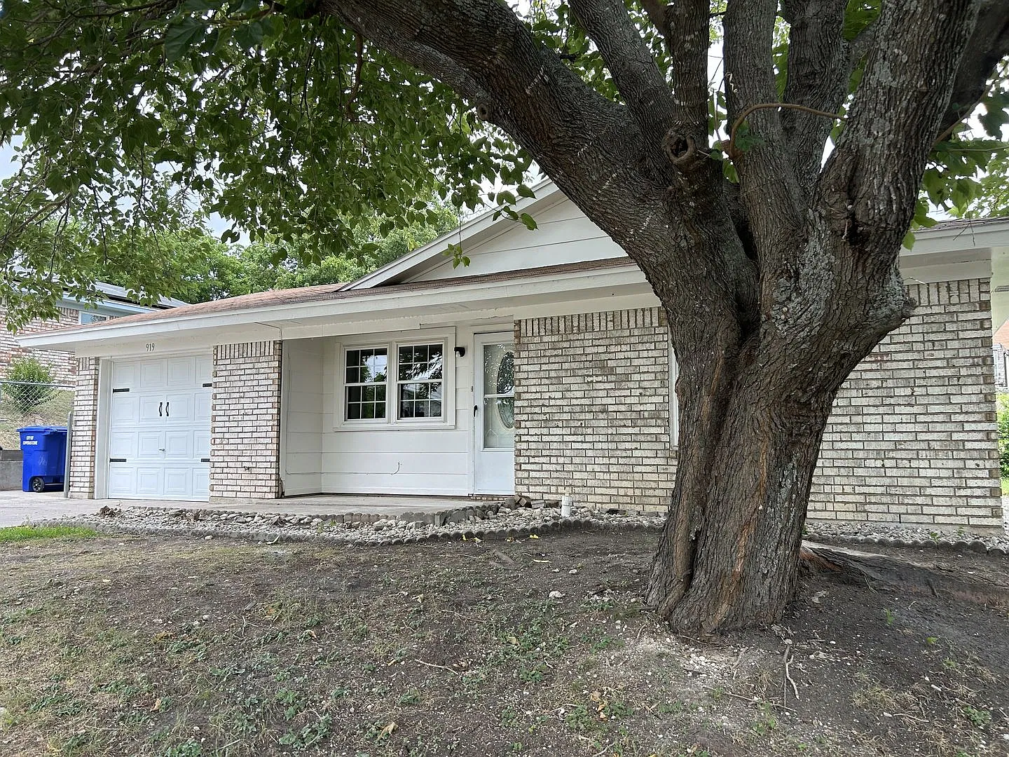 Charming 3-bedroom, 1.5-bath home at 919 Marilyn Drive — Photo 2