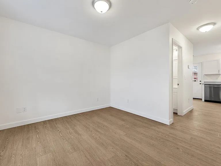 684 E College St — Photo 1