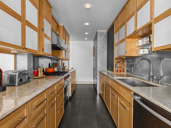 5th image of 34 W 74th St APT 4C