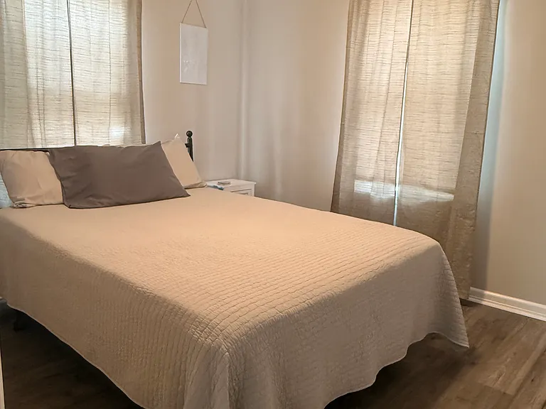 Queen Bed, Bedroom 1