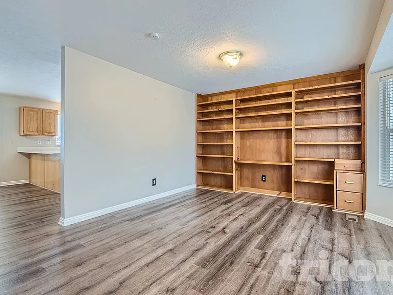 725 N 1010 W — Photo 17