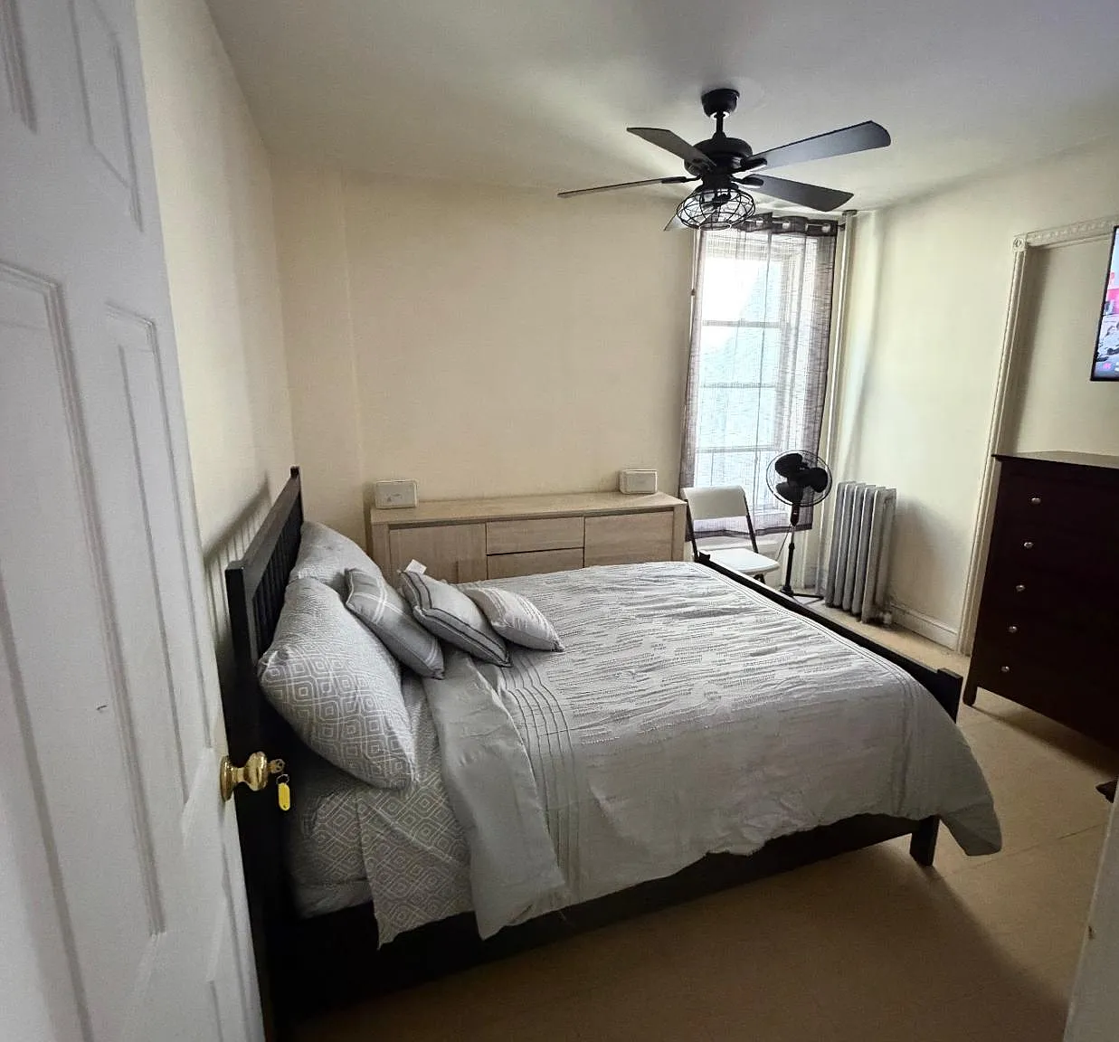 3 bed, $1,100 — Photo 2