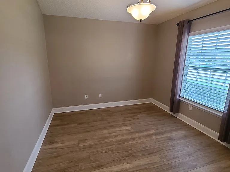 804 Esquire Ln — Photo 15