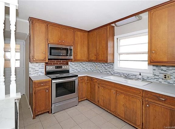 3rd image of 220 N Patterson St