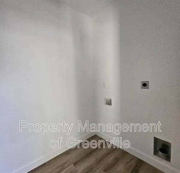 305 Appian Dr — Photo 9