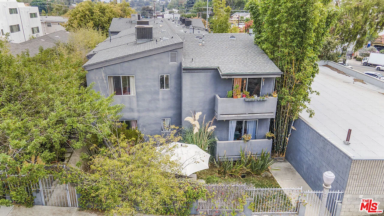 3 bed, 2.0 bath, 1140 sqft, $5,100 — Photo 2