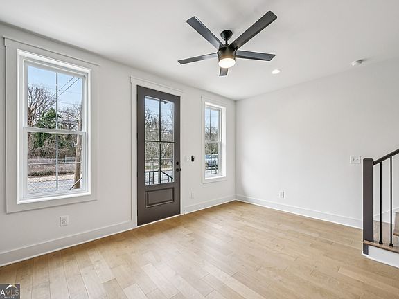 2nd image of 1160 Boulevard Se #10