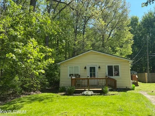 9083 Island Dr, Algonac, MI 48001