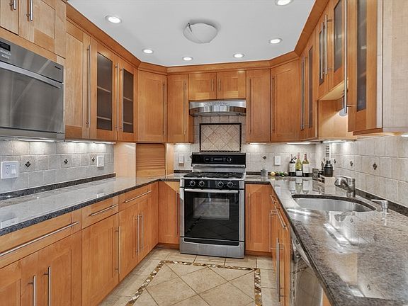 5th image of 85 E India Row APT 23A