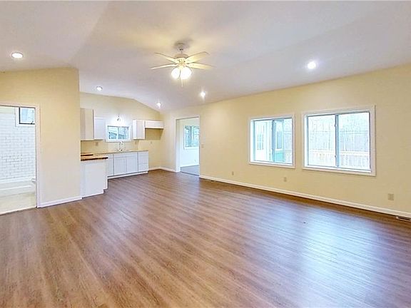 3rd image of 25 E Kenoza Pl