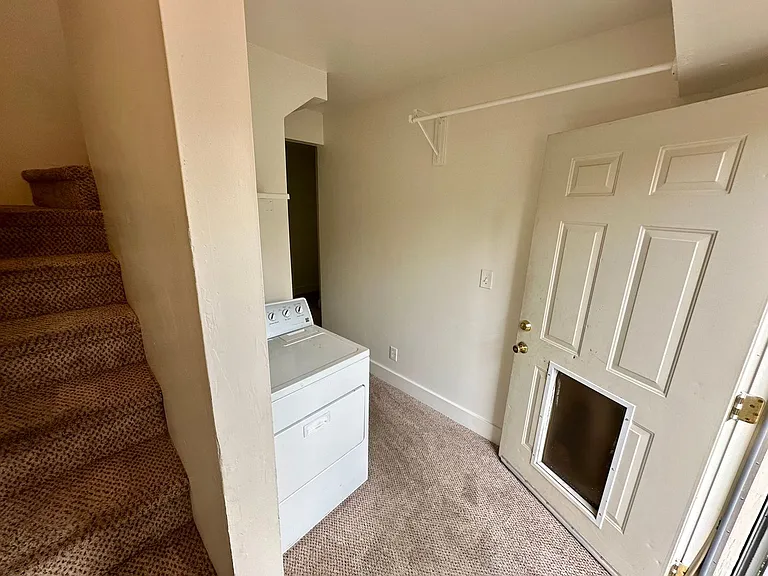 321 N School St — Photo 9