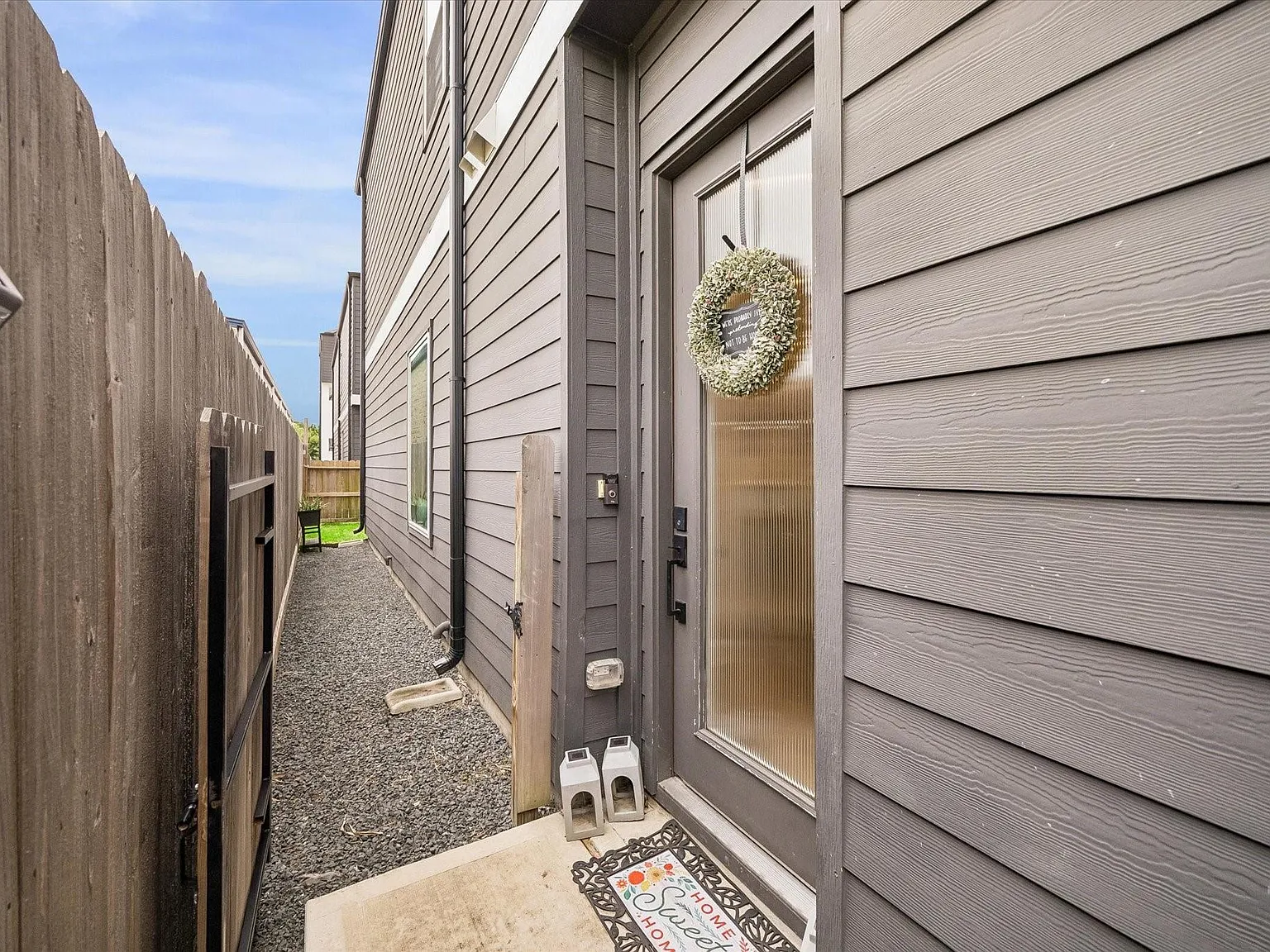 3 bed, 2.5 bath, 1753 sqft, $2,400 — Photo 3