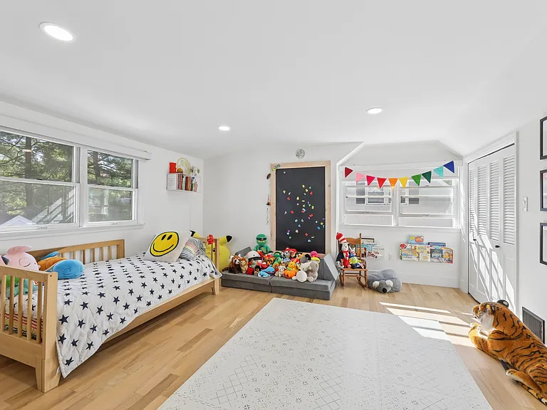 4 Lois Ave — Photo 14