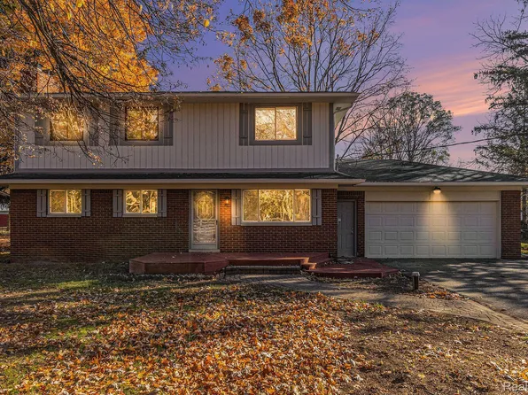 5840 Ormond Rd, White Lake, MI 48383