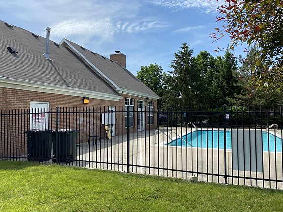 3rd image of 2371 Colfax Ln #1