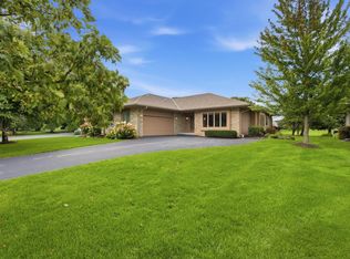 1209 E Sweetbriar Ln, Hartland, WI 53029