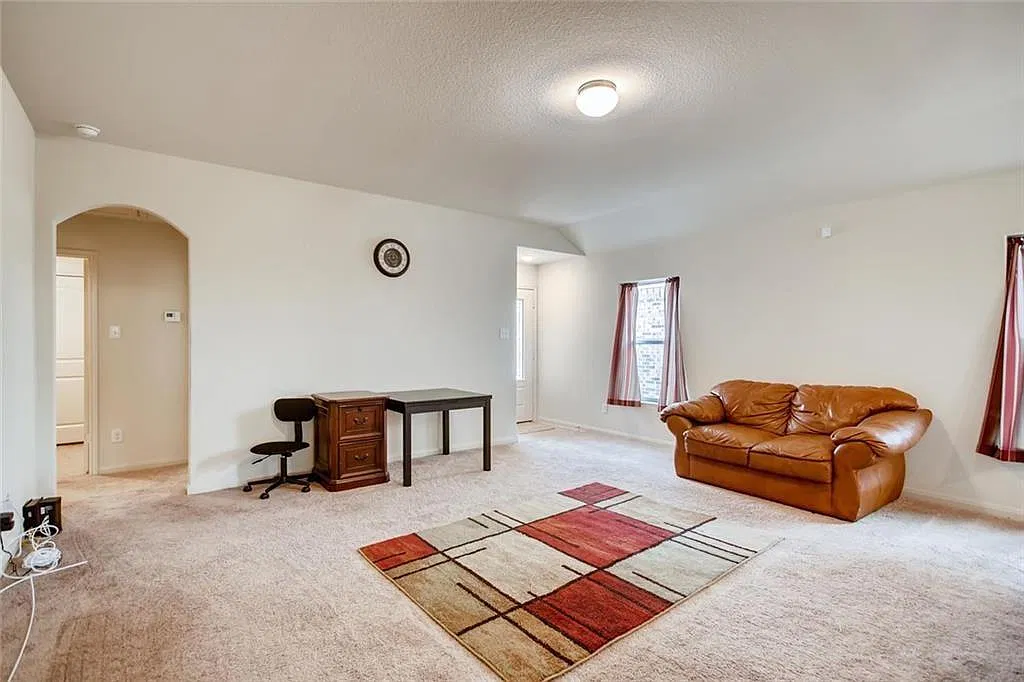 3 bed, 2.0 bath, 1352 sqft, $1,750 — Photo 2