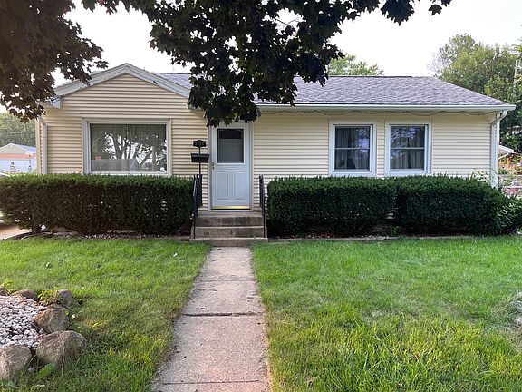 Cute clean 3 Bedroom house in quiet neighborhood.