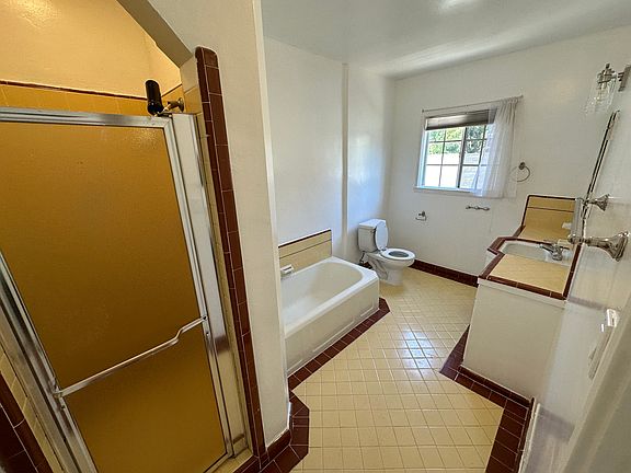 10956.5 Roebling Avenue, Westwood, CA 90024 - FULL Bathroom w/ Shower