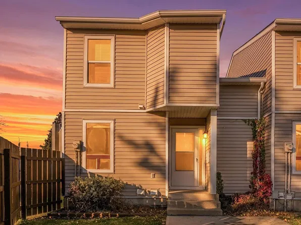 626 Saddleback Rd NW, Edmonton, AB T6J 4Z3
