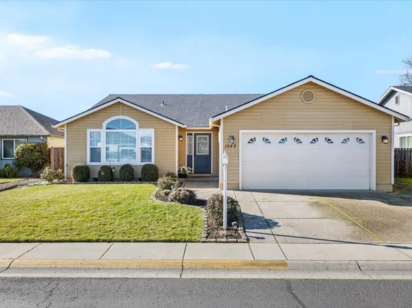 1242 Hawk Dr, Central Pt, OR 97502