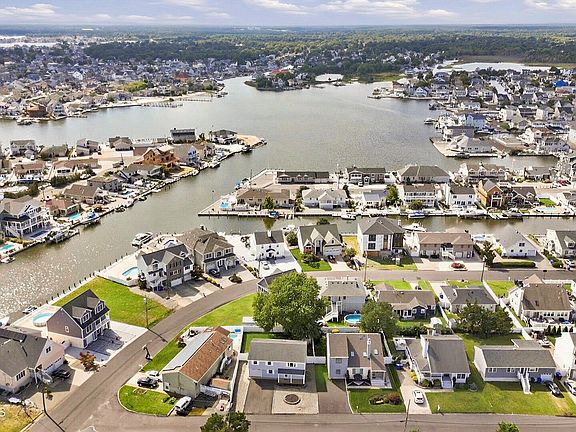 3rd image of 4 Harbor View Lane