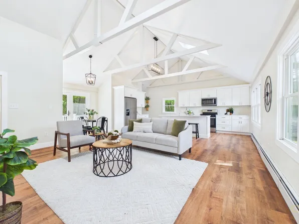 22 Randall Rd, Mattapoisett, MA 02739