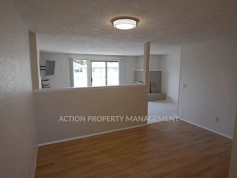 842 N Canterbury Ct — Photo 9