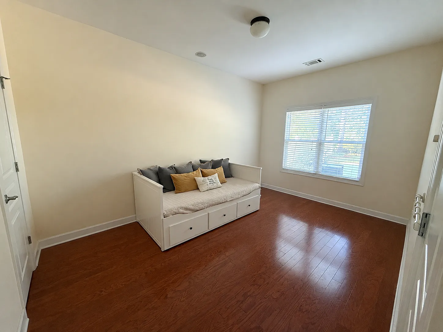 4 bed, 2.5 bath, 2277 sqft, $2,800 — Photo 2