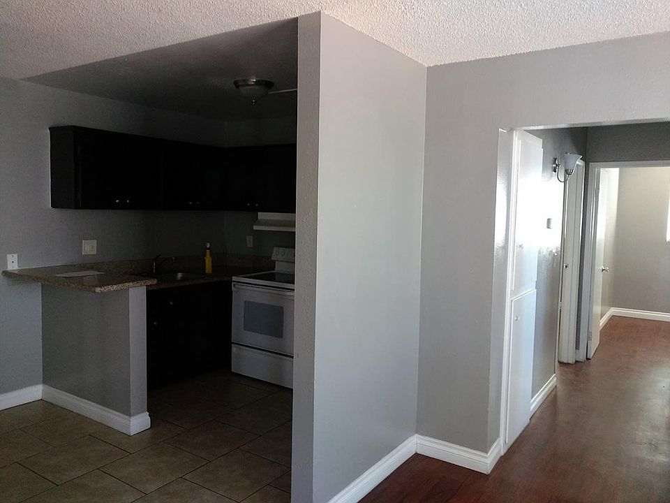 Kitchen_hallway_2_bedroom_apartment_for_rent_Las_Vegas_Apt4