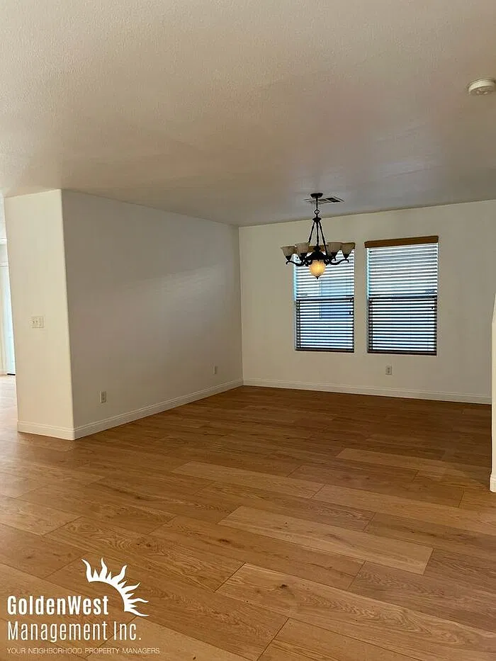 3 bed, 2.5 bath, 2040 sqft, $2,400 — Photo 2