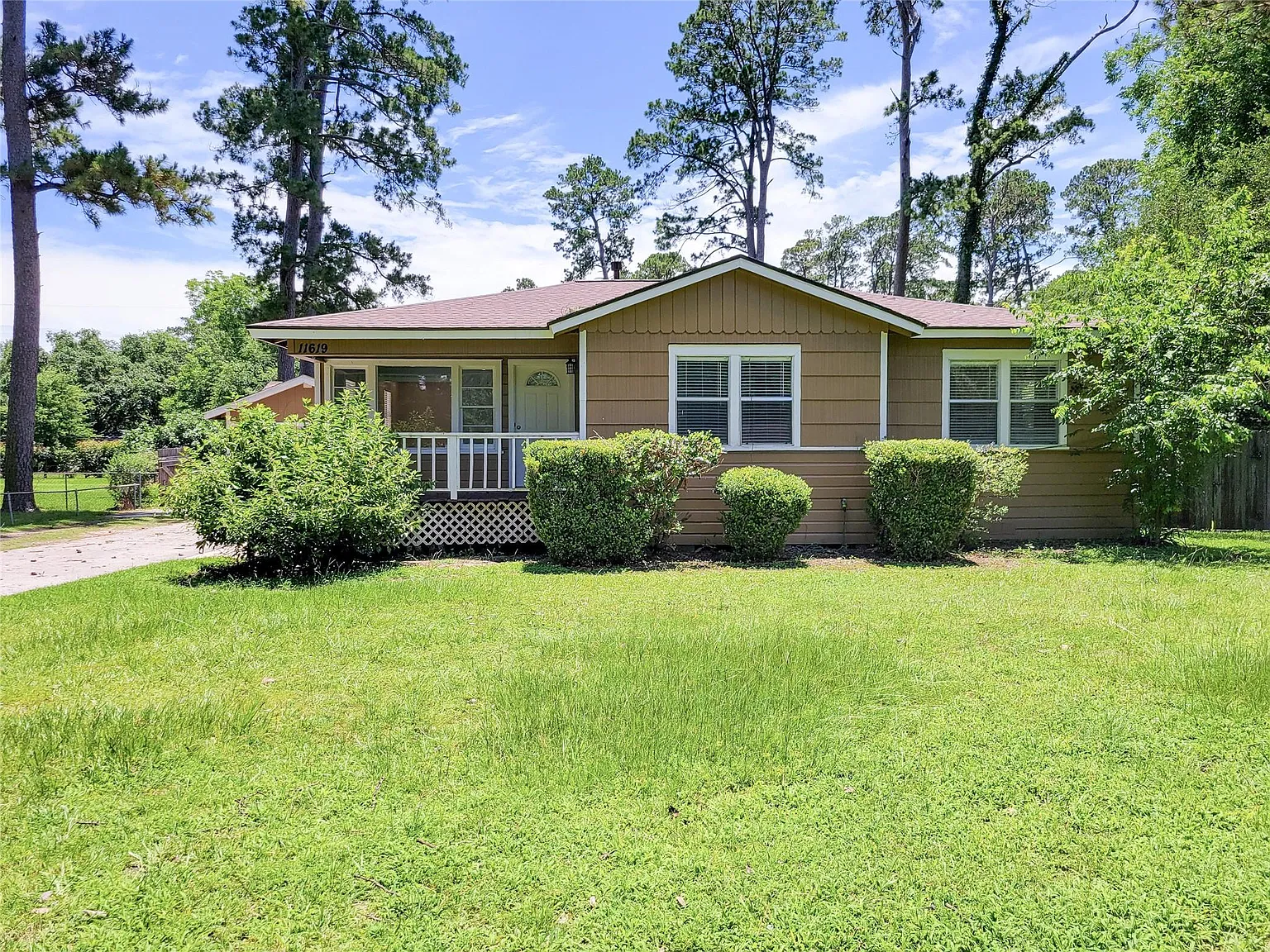 3 bed, 1.0 bath, 1136 sqft, $2,000 — Photo 2