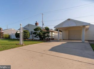 417 Stonybrook Dr, Levittown, PA 19055