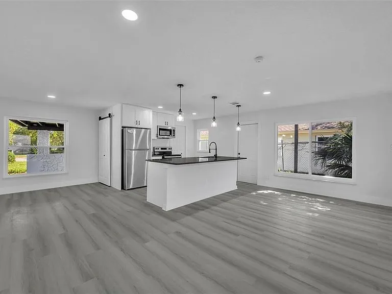 920 Lockhart St — Photo 5