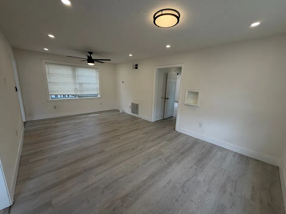 303 W Emma St #1/2