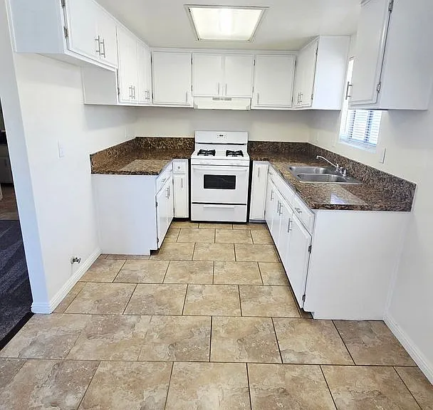180 S Laurel Ave — Photo 2