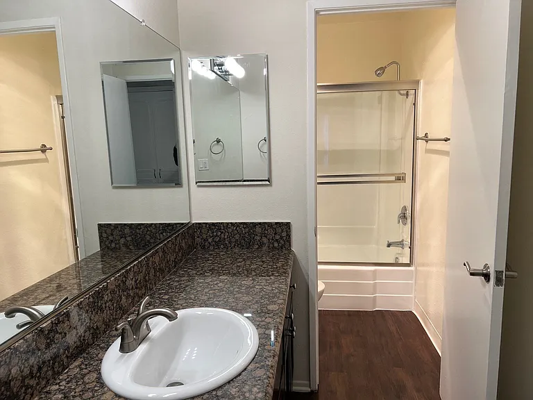 Versailles on the Lake Apartments — Photo 140