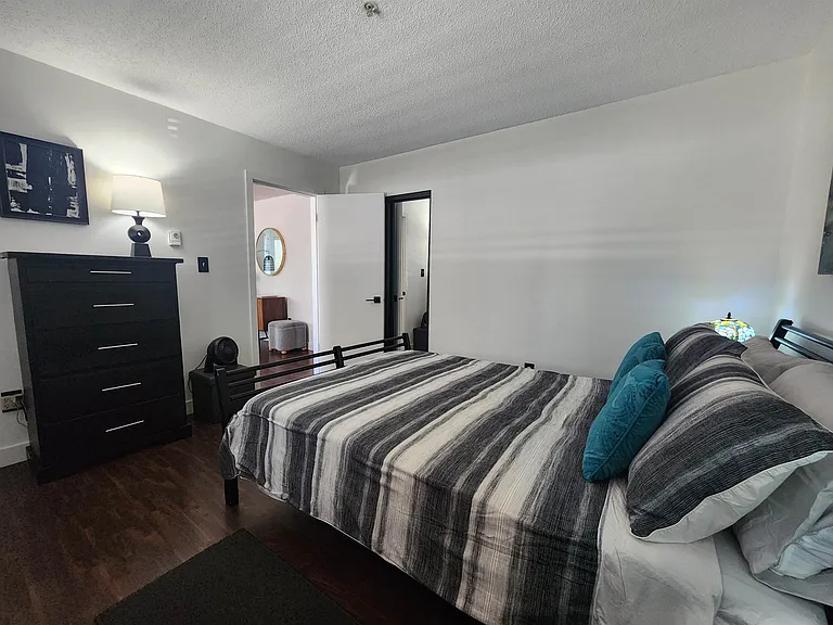 921 Thurlow St #204 — Photo 8