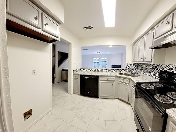 3rd image of 11000 Kinghurst Dr Unit 197