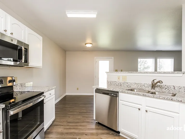 125 Valencia Ln — Photo 2
