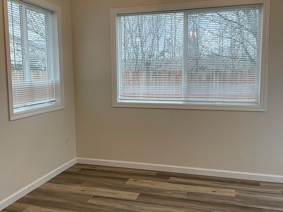 DIning room area exits to BBQ patio