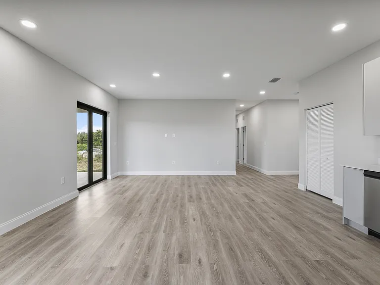 727 Cane St E — Photo 17