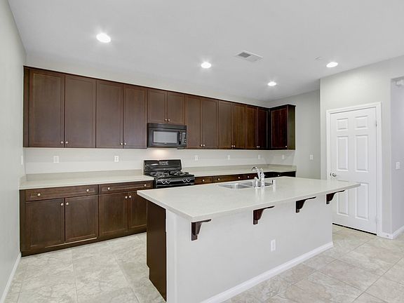 4th image of 15818 Vienna Ln
