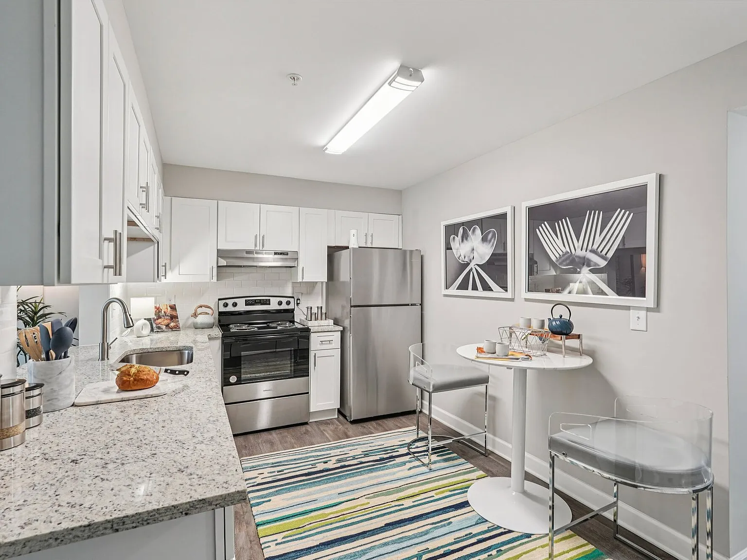 Las Palmas Apartments — Photo 4