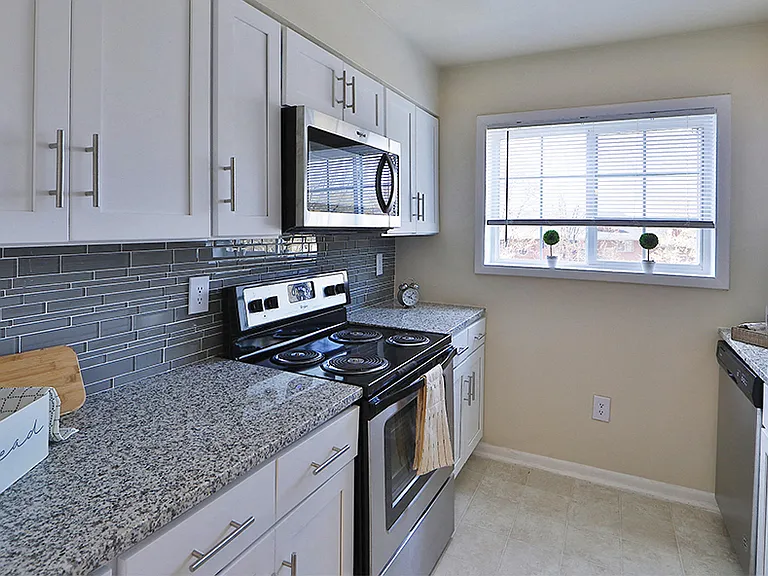Elmwood Terrace Apartments and Townhomes — Photo 2
