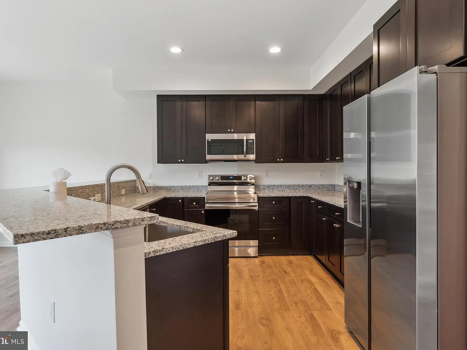 3 bed, 2.5 bath, 1932 sqft, $3,196 — Photo 2
