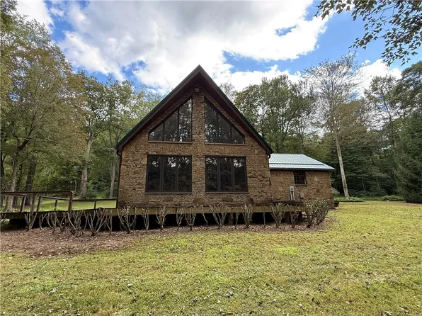 698 Austin Blvd, Acme, PA 15610