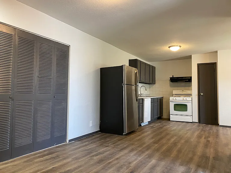 2302 S Saint Clair Ave — Photo 4
