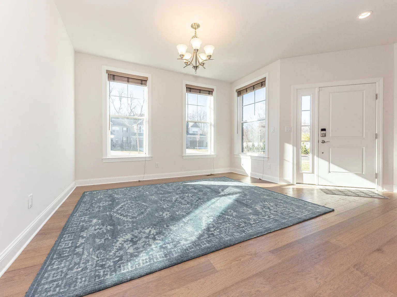 3 bed, 2345 sqft, $3,300 — Photo 4